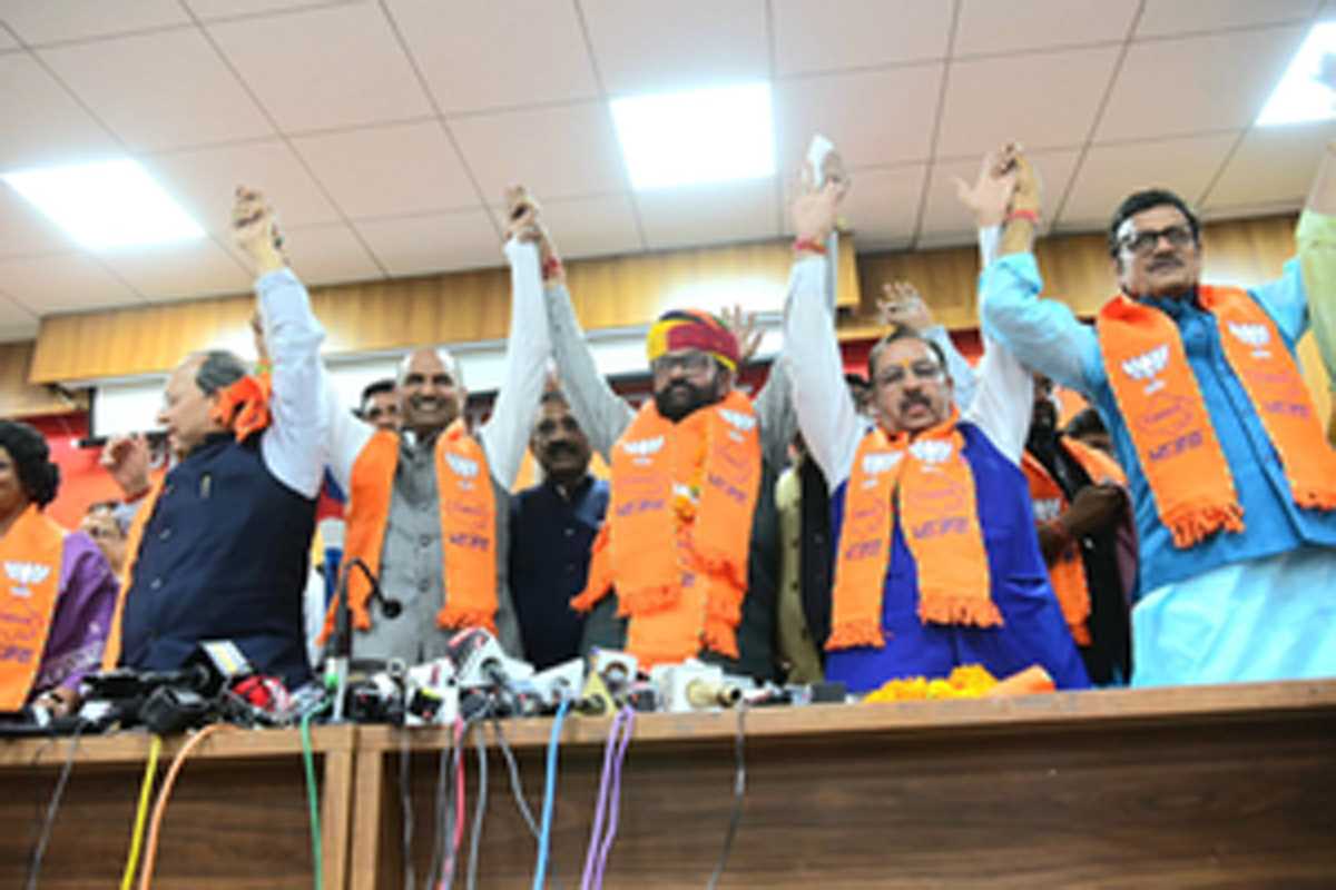 लोकसभा चुनाव से पहले राजस्थान कांग्रेस को तगड़ा झटका, महेंद्रजीत ने थामा बीजेपी का दामन